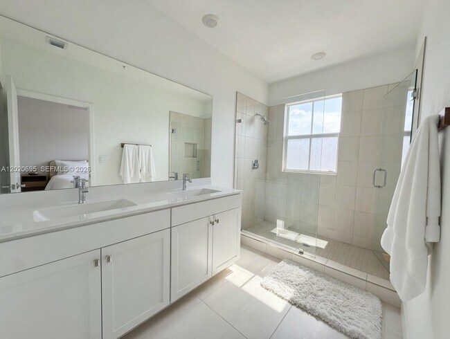 Building Photo - 217 SW 170th Ave