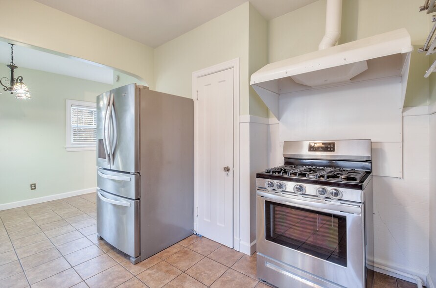 Building Photo - 109 E 26th Pl