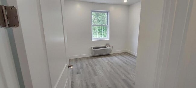 Building Photo - 273 Oak St