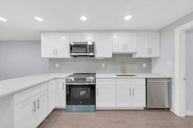 Building Photo - 826 Grand St