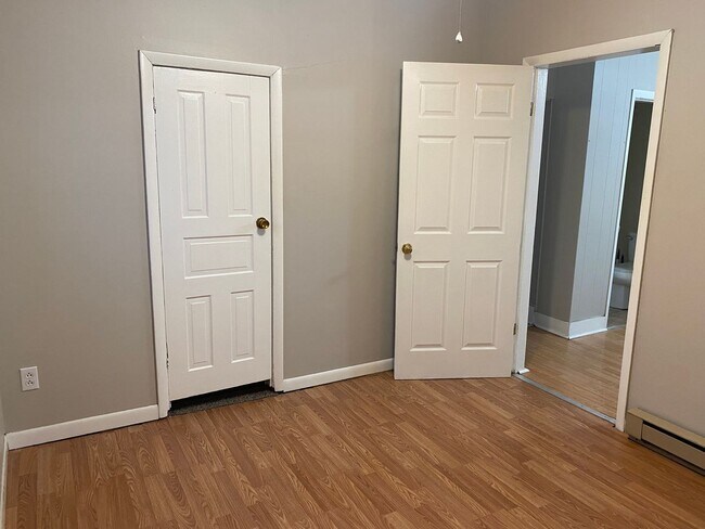 Building Photo - Upstairs One Bedroom Unit