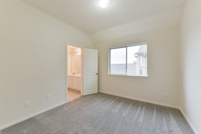 Building Photo - 18111 Blues Point Dr