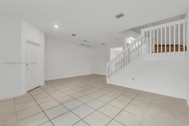Building Photo - 582 NE 207th St