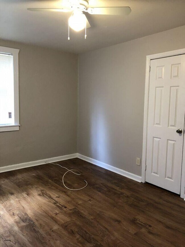 Building Photo - Updated Downstairs 2 Bedroom and 1 Bathroom Carriage House