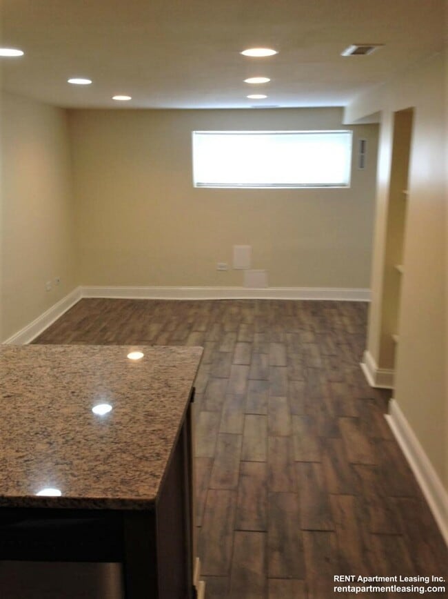 Building Photo - 2433 N Meade Ave