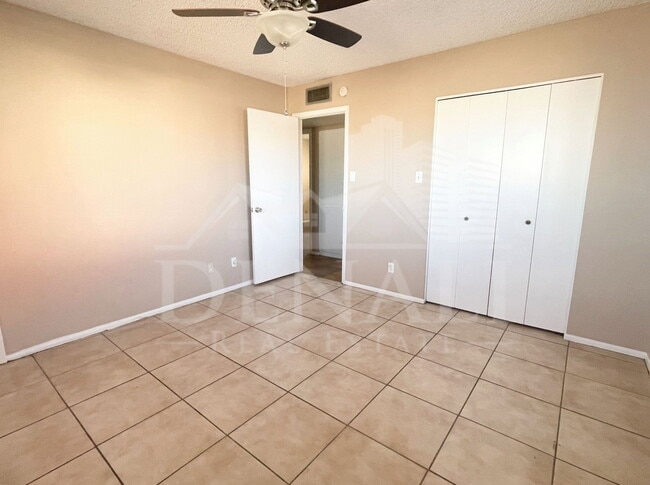 Building Photo - 410 E Desert Dr