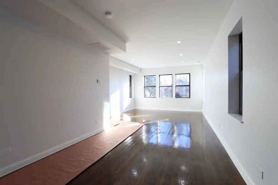 Building Photo - 3120 W Eastwood Ave