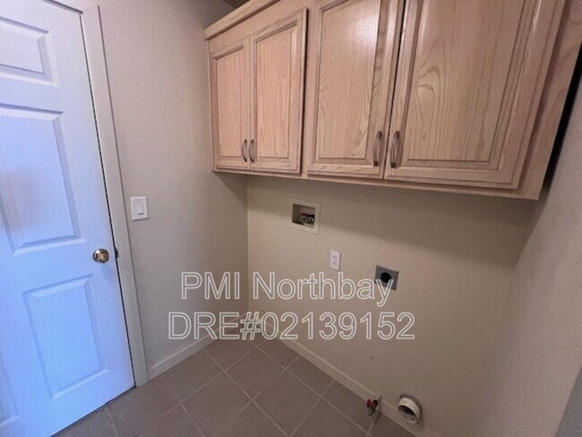 Building Photo - 3213 Hilton Head Dr