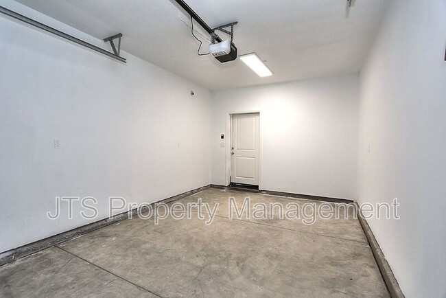 Building Photo - 5 Oak Manor Way