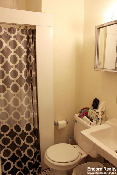 Building Photo - 40 Anderson St