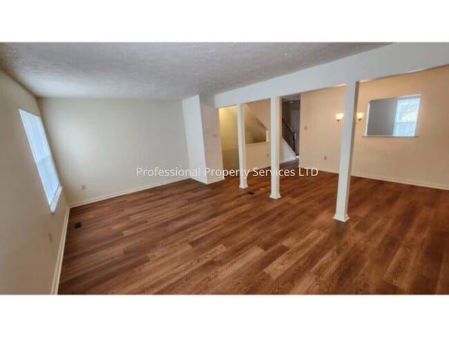 Building Photo - Beautiful 3 Level Garage Townhome Convenient Location!