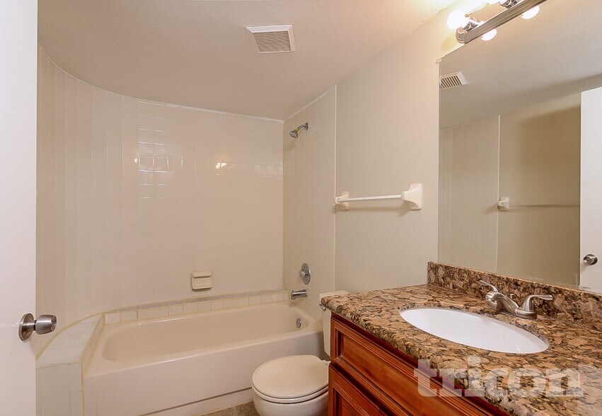 Building Photo - 8111 Hathaway Dr