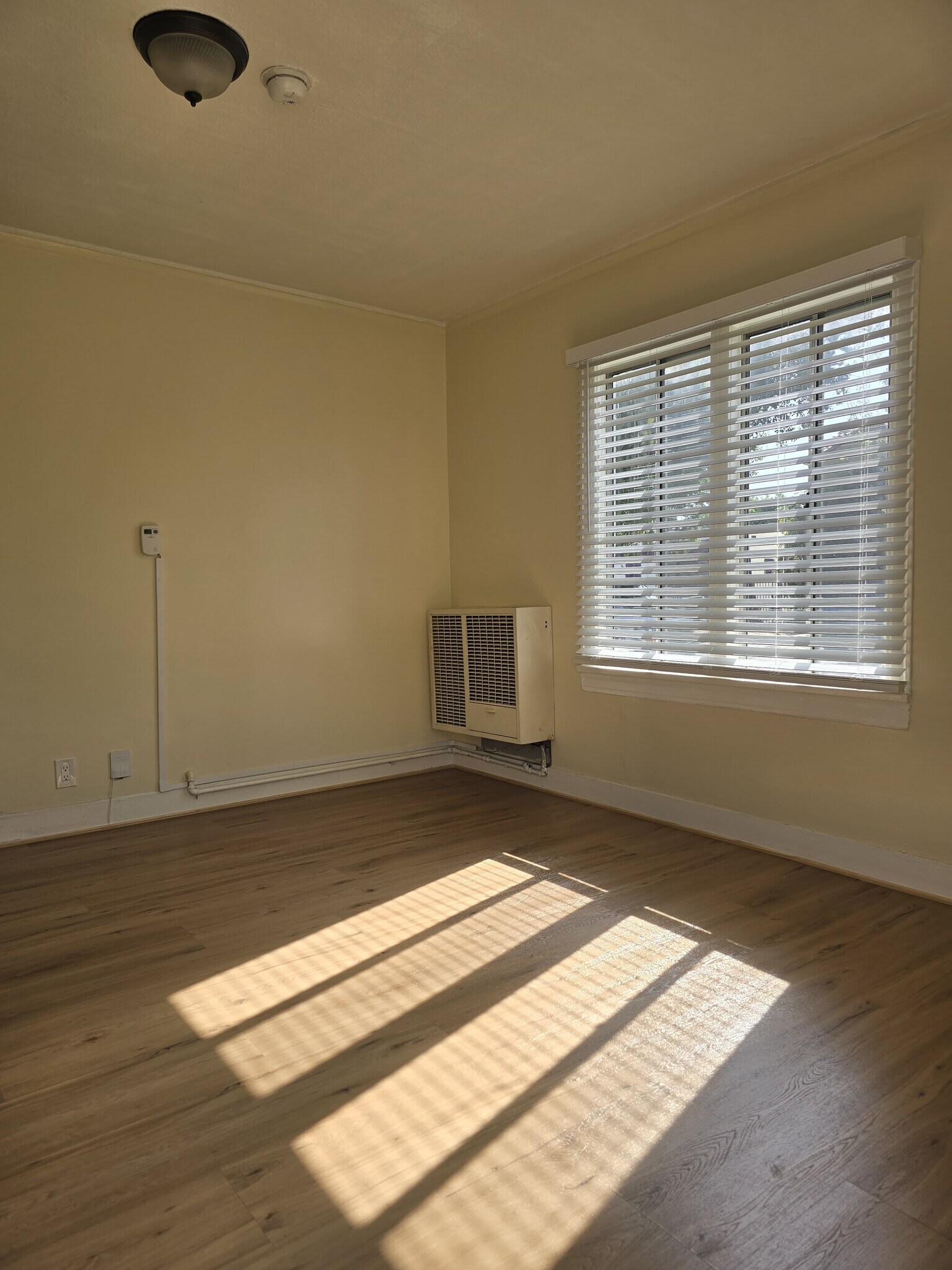 Building Photo - 2812 3/4 Hillcrest Dr