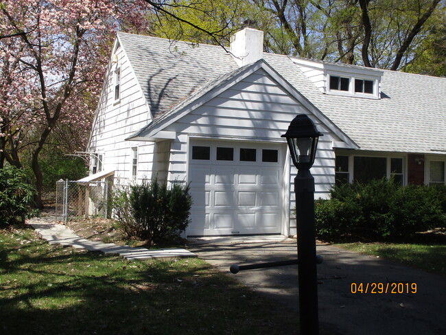 Building Photo - 138 Old Niskayuna Rd