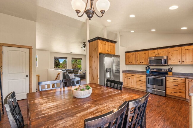 Building Photo - Spacious 3-Bed, 2-Bath Upper-Level Duplex