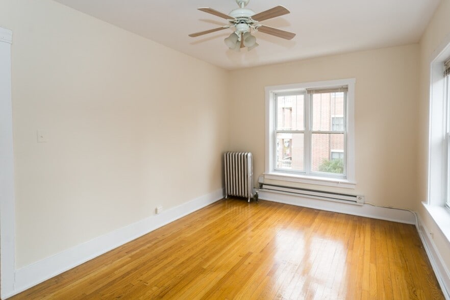 Building Photo - 938 W Cornelia Ave