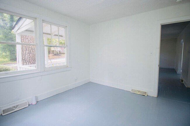 Building Photo - Charming 3 Bed, 1 Bath - Available Now!