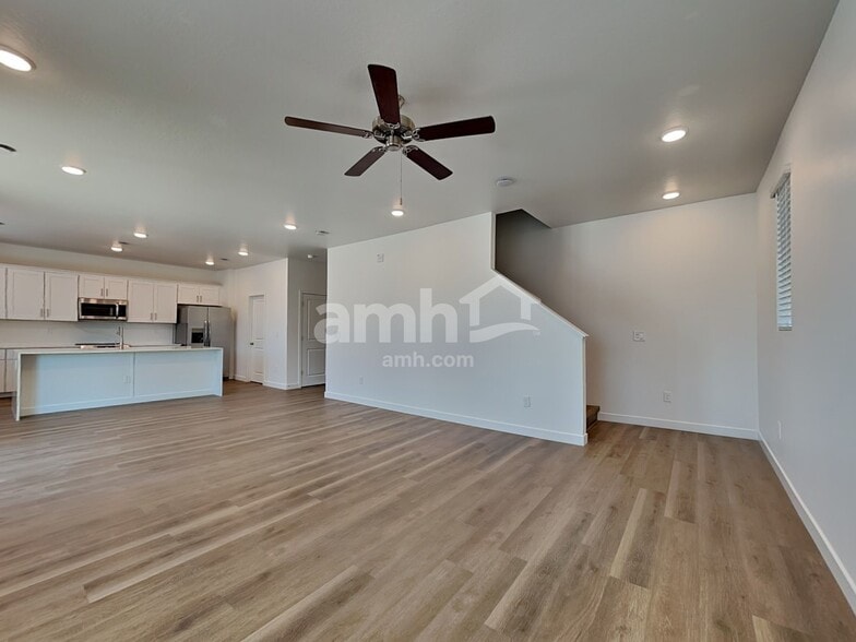 Building Photo - 9822 W Parkway Dr