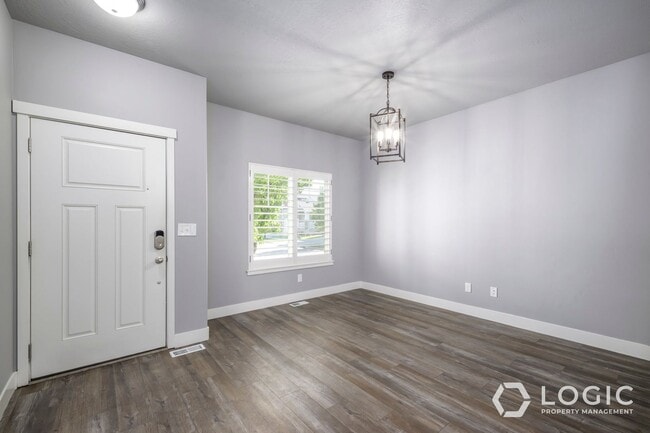 Building Photo - Beautiful Home in Midvale!