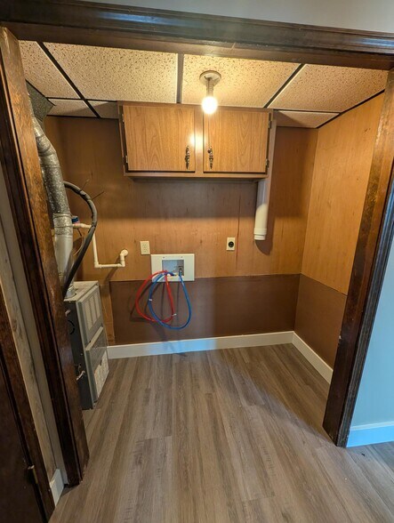 Building Photo - 209 W Oak St