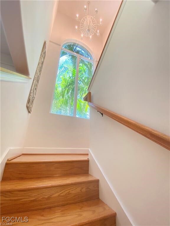 Building Photo - 572 11th Ave S