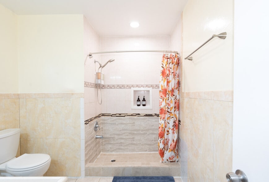 Building Photo - 12212 Buaro St