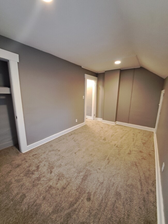 Building Photo - 120 S Monmouth St