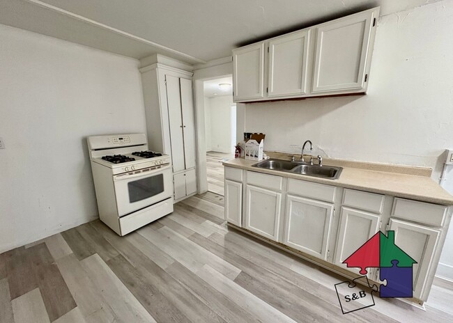 Building Photo - 94 Malletts Bay Ave