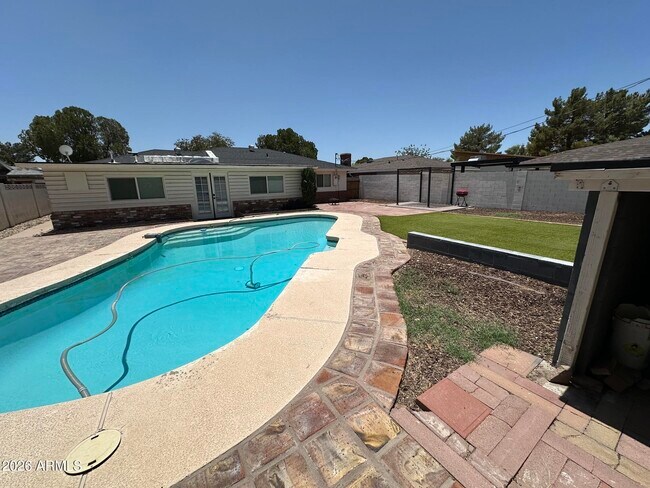 Building Photo - 2220 E Heatherbrae Dr