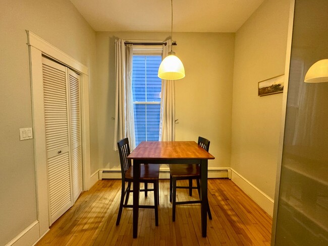 Building Photo - Beautiful 2BD/1BA Portland West End Condo!...