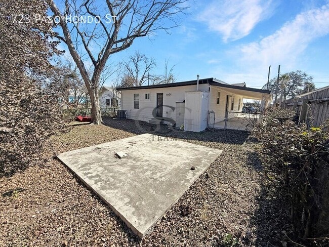 Building Photo - 723 Paso Hondo St