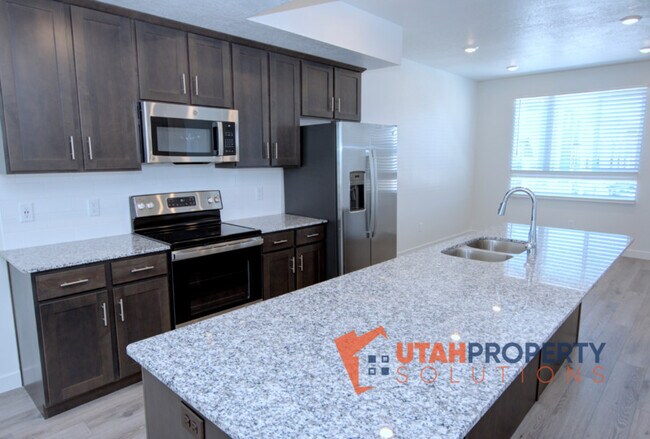 Building Photo - 952 W 500 S