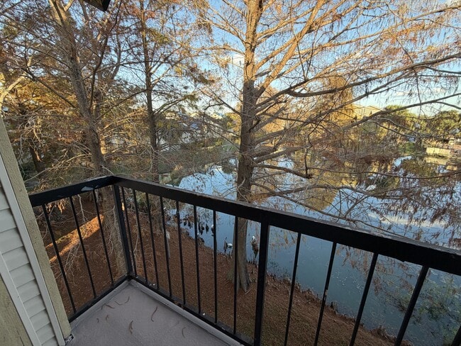 Building Photo - 1940 Lake Atriums Cir