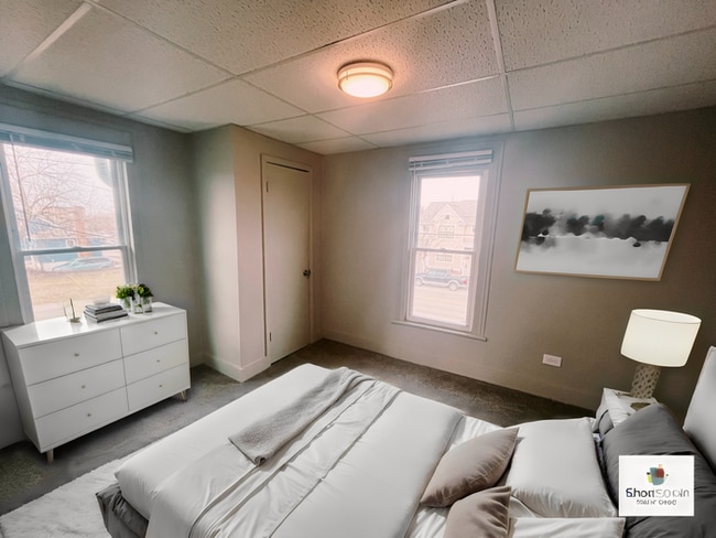 Building Photo - Updated 4 Bed 1 Bath Townhouse