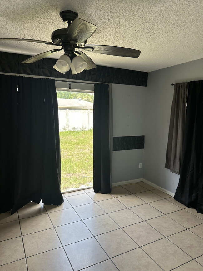 Building Photo - 2 Bedroom, 1.5 Bathroom, 1 Car Garage home...