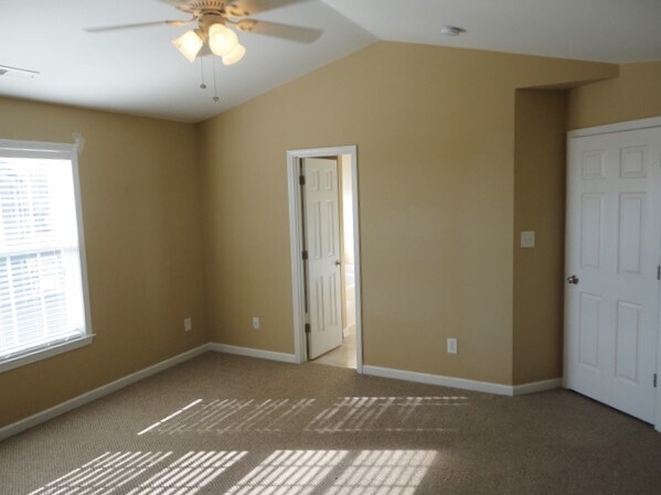 Building Photo - 645 Commander Dr