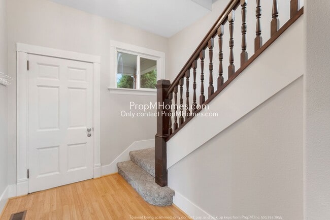 Building Photo - Beautiful Three Bedroom Home in the Heart of Oregon City!