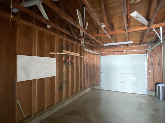 Building Photo - Charming Single Level 3 Bedroom in Adair V...