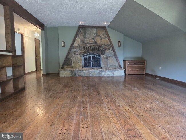Building Photo - 5412 River Rd