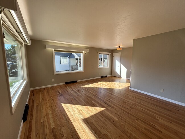Building Photo - 1311 E Maple Ave
