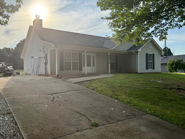 Building Photo - 5115 Twin Oaks Ln