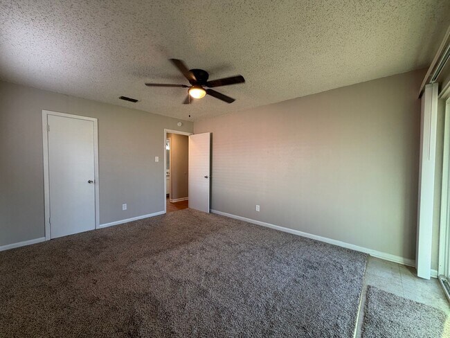 Building Photo - AVAILABLE NOW 2 BEDROOM 1 BATH DUPLEX IN CLEBURNE