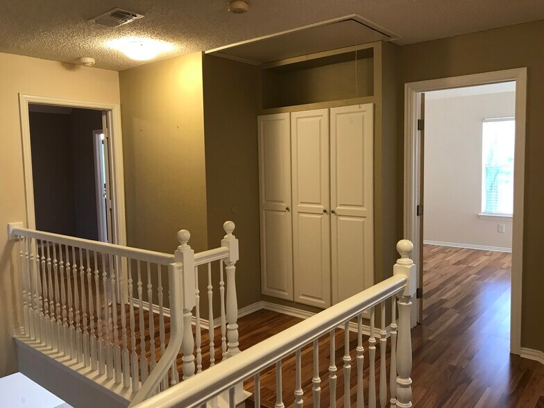 Building Photo - 1761 Meyerwood Ln S