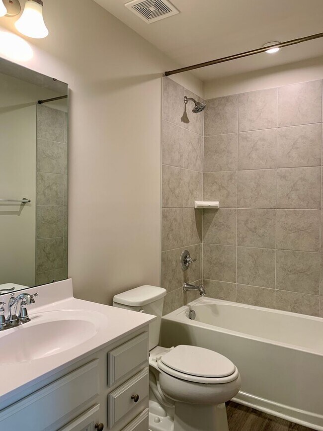 Building Photo - Amazing 3 Bedroom Townhome in North East R...