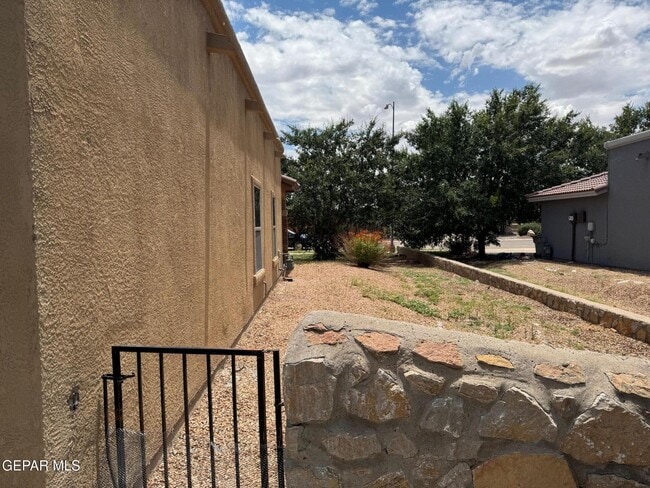 Building Photo - 613 Valley Plum Ave