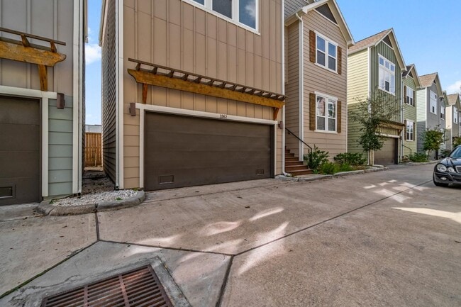 Building Photo - 3362 Pinemont Dr