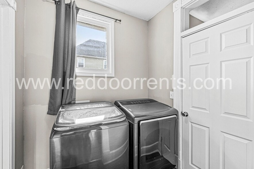 Building Photo - 2037 Bellefontaine St