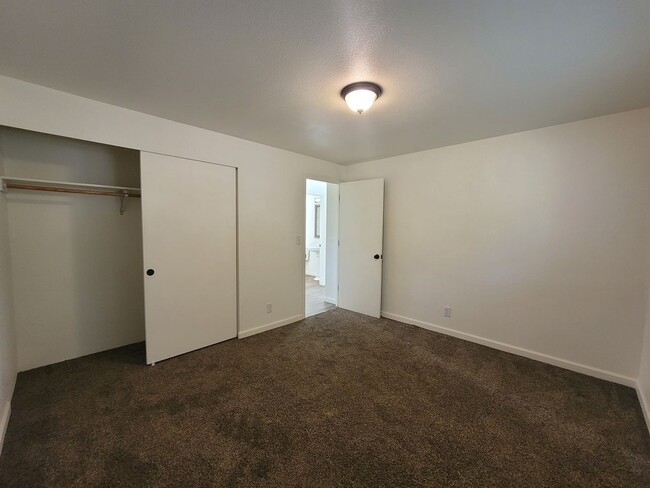 Building Photo - Charming 4 bed 2 bath