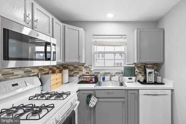 Building Photo - 645 Constellation Square SE