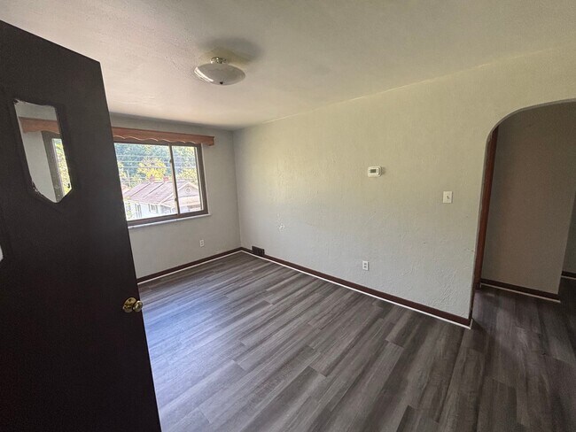 Building Photo - 998 Chartiers Ave